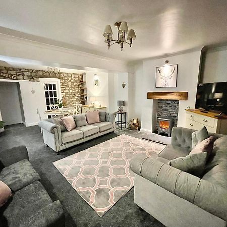 Traditional Cosy Pet Friendly Cottage By The Canal With Cymru Holidays Кумбран Екстериор снимка