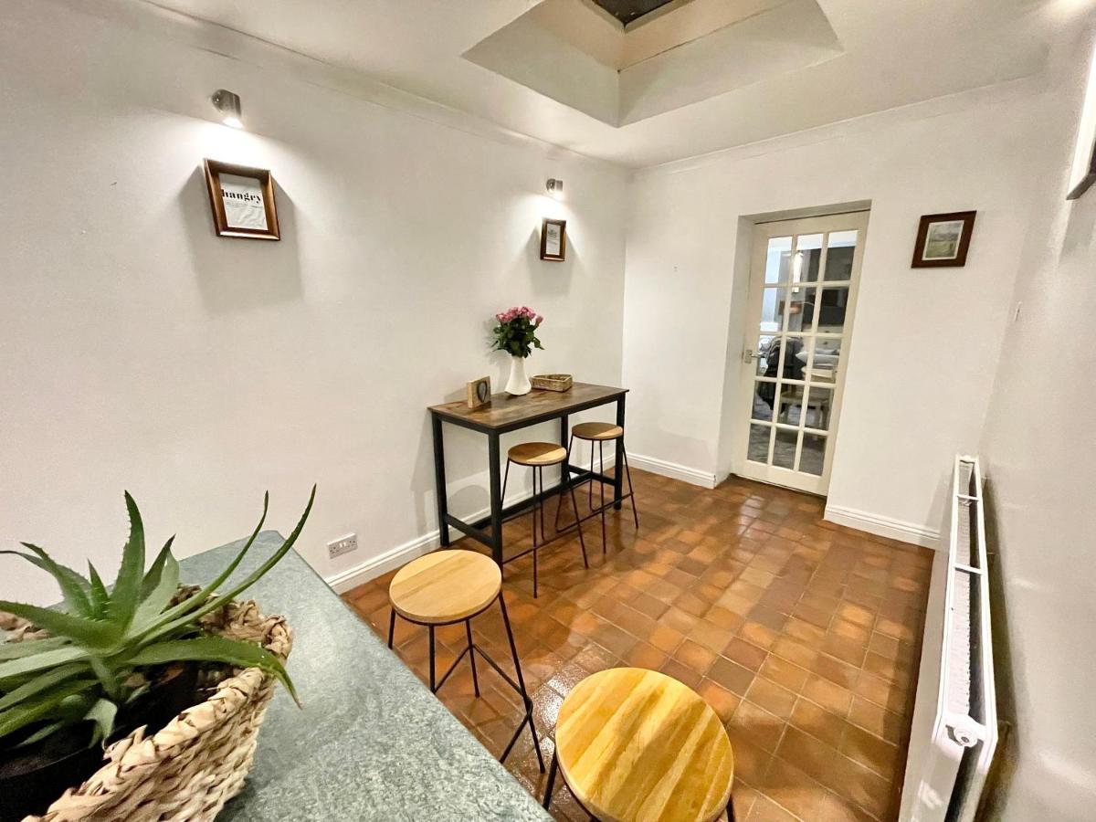Traditional Cosy Pet Friendly Cottage By The Canal With Cymru Holidays Кумбран Екстериор снимка
