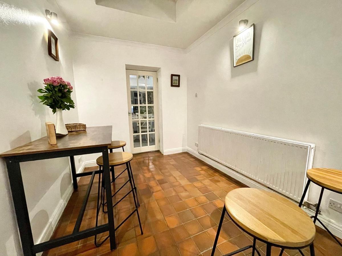 Traditional Cosy Pet Friendly Cottage By The Canal With Cymru Holidays Кумбран Екстериор снимка