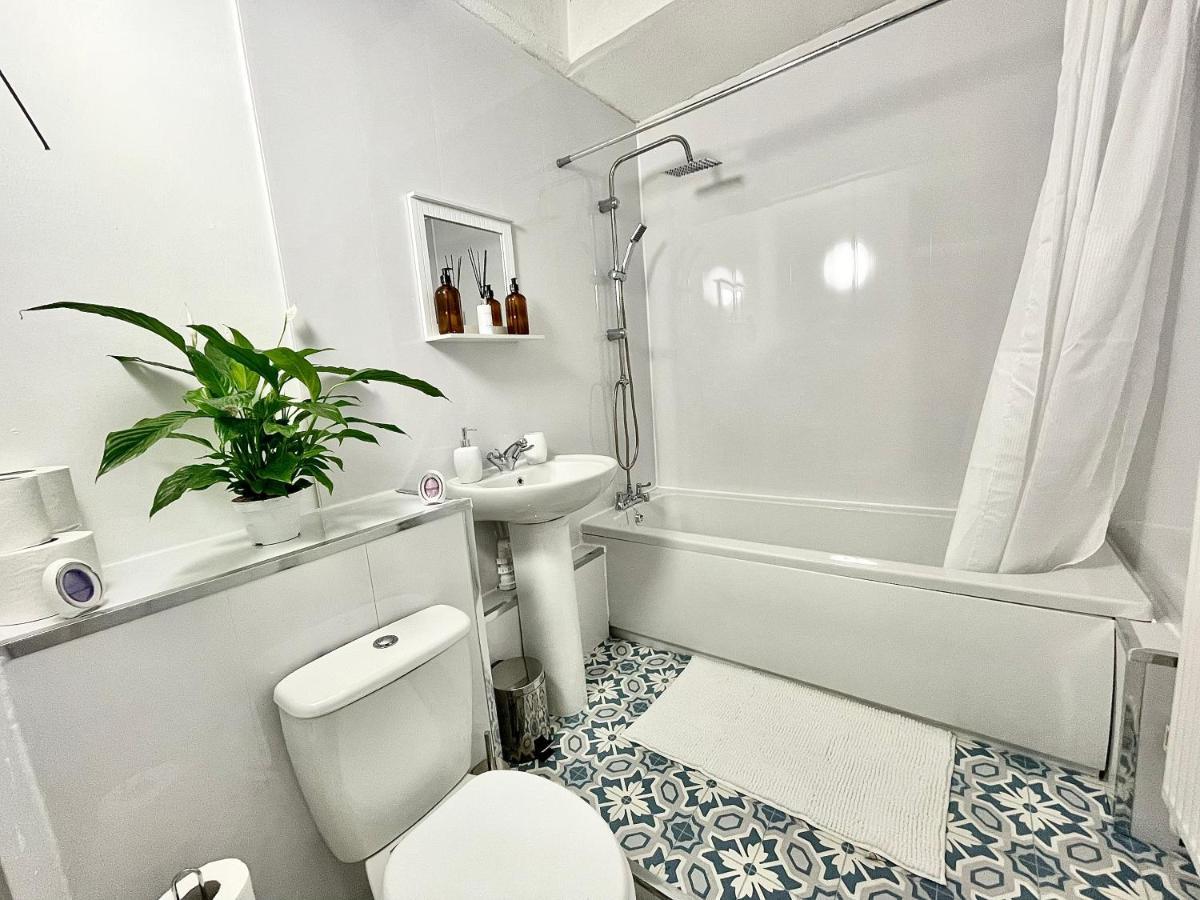 Traditional Cosy Pet Friendly Cottage By The Canal With Cymru Holidays Кумбран Екстериор снимка
