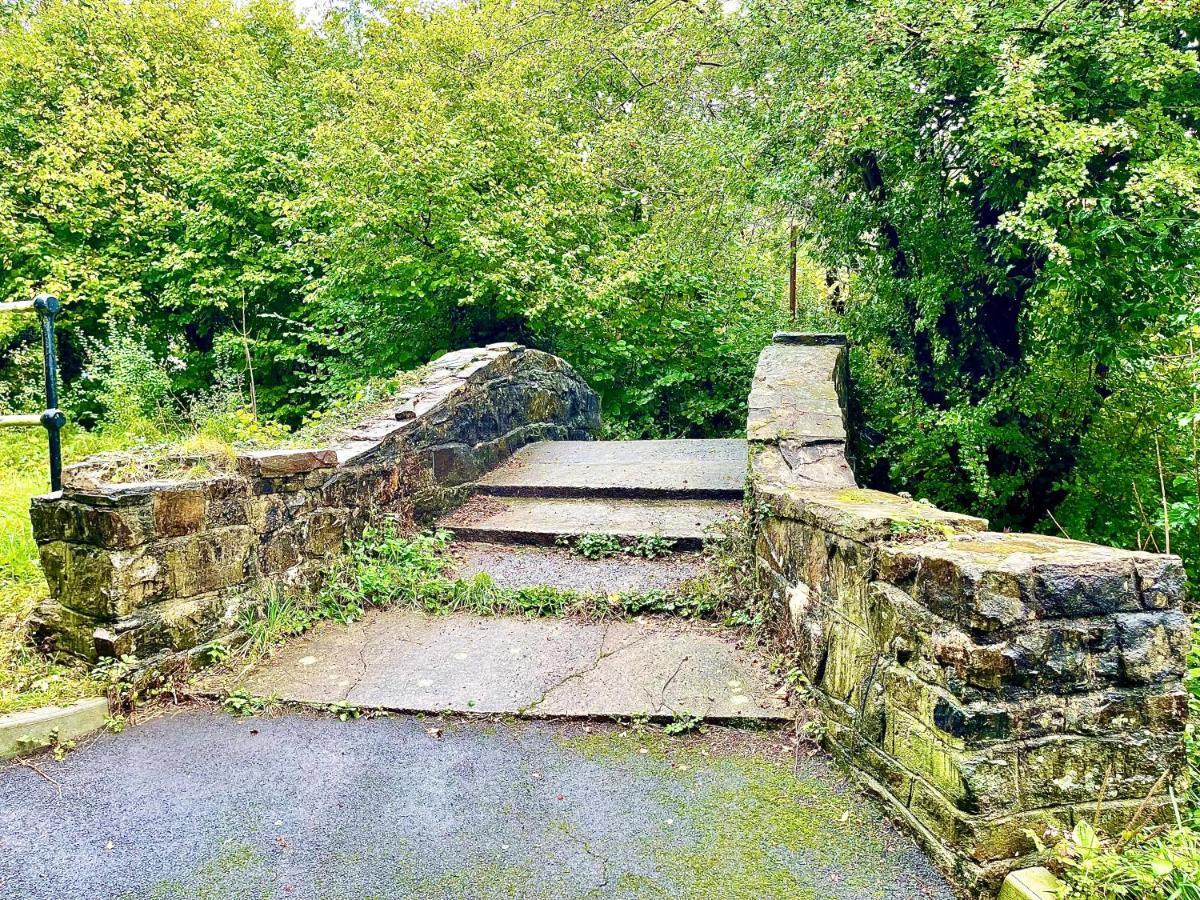 Traditional Cosy Pet Friendly Cottage By The Canal With Cymru Holidays Кумбран Екстериор снимка