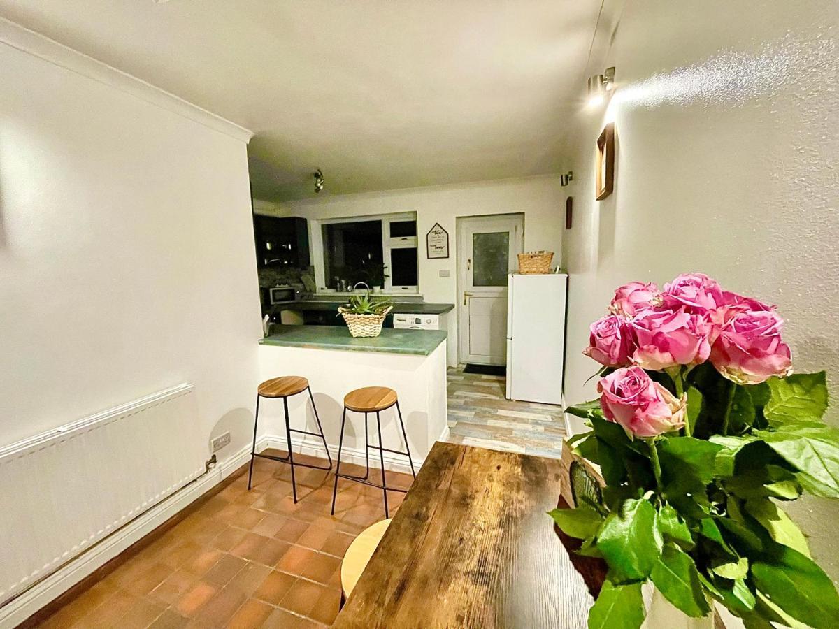 Traditional Cosy Pet Friendly Cottage By The Canal With Cymru Holidays Кумбран Екстериор снимка